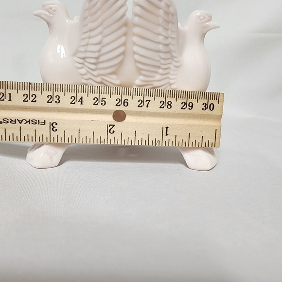 Jeanette GLASS SHELL PINK THREE FOOTED EAGLE CANDLE HOLDERS SET OF 2 - Picture 6 of 10